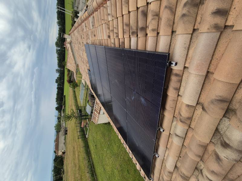 Mise en place de modules photovoltaïque sur le toit d'une maison à MOISSIEU SUR DOLON  proche de VIENNE