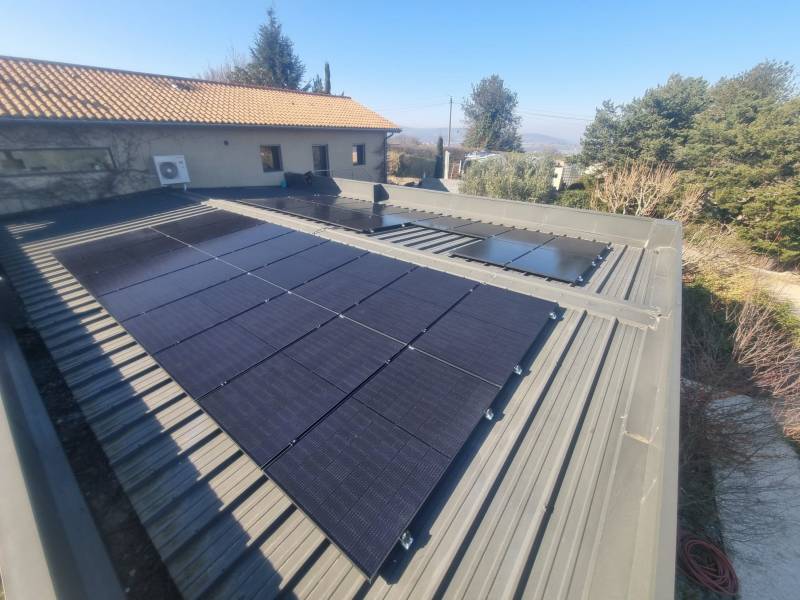 Pose d’un système de panneaux photovoltaïques de 12KW avec vente de surplus sur un toit en bardage d’une villa située à VIENNE tout proche de PONT EVEQUE !